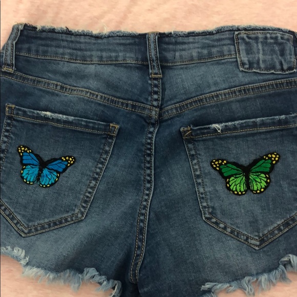 Jean shorts with butterfly patches on the pockets - Picture 2 of 3